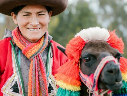 Peruana com sua lhama. É impossível não ficar maravilhado com tanta diversidade e com um povo acolhedor, dono de um sorriso cativante que vai te levar a se sentir em casa, até me arrisco a dizer que você vai querer ficar