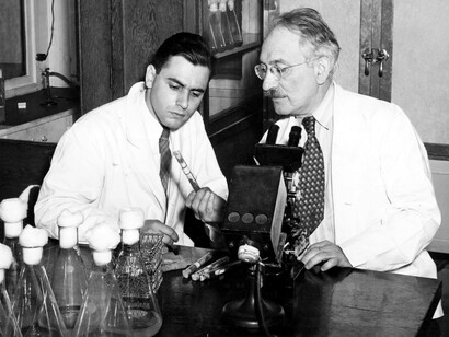 Albert Schatz y Selman Waksman en el laboratorio de la Universidad de Rutgers