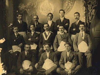 Antigua fotografía de los miembros de una logia masónica