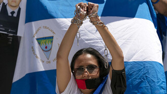 Manifestante nicaragüense contra el régimen de Ortega con las manos encadenadas