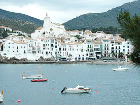 Nos bañábamos desnudos en playas solitarias, en aguas cristalinas; en la arena escribió dos nombres y un corazón. Frente marítimo de Cadaqués e Iglesia parroquial de Santa Maria, España