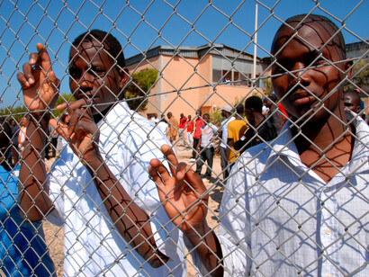 Solicitantes de asilo en un centro de Lampedusa, Italia