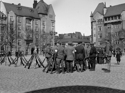 Elsa & Tyyne 1918. Courtesy of The Finnish Museum of Photography