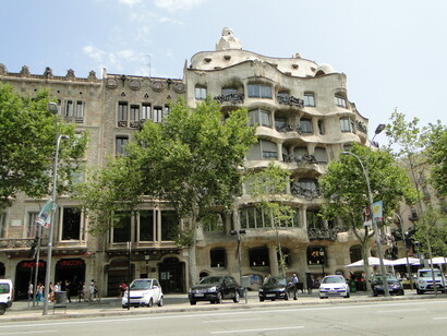 La nueva encina del Paseo de Gràcia vio, en 1910, cómo se construía la Casa Milà (también conocida como la Pedrera), uno de los edificios más icónicos de Gaudí. Casa Milà (La Pedrera), Barcelona, España