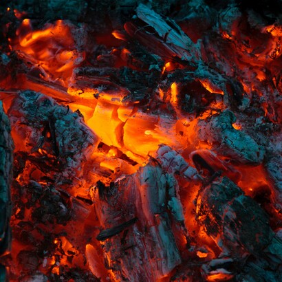 La produzione tradizionale del carbone vegetale segue un processo lento e meticoloso, che si tramanda di generazione in generazione