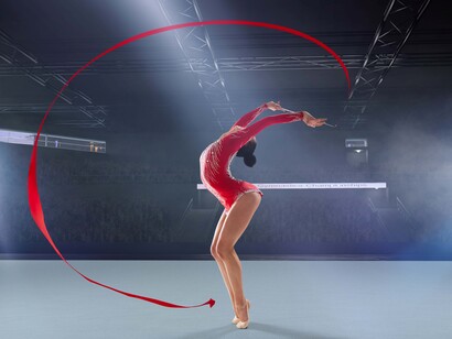 Viene maneggiato con una bacchetta sottile e leggera, permettendo alla ginnasta di eseguire movimenti ondulatori, spirali e figure complesse