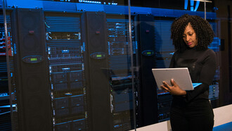 O projeto Demonumenta da USP explora as intersecções entre arte, IA e decolonização, criando datasets inclusivos para repensar políticas de memória. Este projeto visa mitigar vieses e promover uma representação justa e equitativa na arte