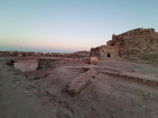 En 1507, los portugueses conquistaron el estrecho de Ormuz y construyeron una fortaleza en la isla de Ormuz, junto a la costa de lo que hoy es Irán. El dominio portugués duró hasta 1622 y fue sustituido durante mucho tiempo por el dominio directo o indirecto del Reino Unido (a través de alianzas con los sultanatos). El Castillo Portugués. En Irán, provincia de Hormozgán, distrito de Qeshm, isla de Ormuz
