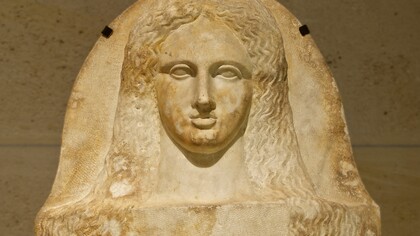 Parte frontal de un sarcófago antropoide fenicio de una mujer, hecho de mármol, 350–325 aC, de Sidón, ahora en el Louvre