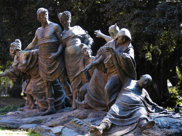 Saturnalias: fiestas que marcaban el final del periodo más oscuro del año y celebraban el regreso paulatino de la luz. Ernesto Biondi (1854-1917). "Saturnalia". 1909. Copia del autor. El original en la Galería de Arte Moderno en Roma. Jardín Botánico de Buenos Aires, Argentina