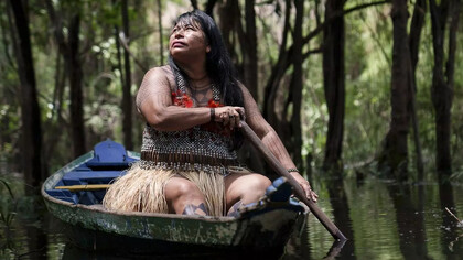 Líder Mundurukú Alessandra Korap em canoa no Rio Amazonas, Brasil