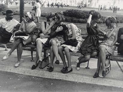 Garry Winogrand, New York World’s Fair [Exposition universelle de New York], 1964, Tirage gélatino-argentique, San Francisco Museum of Modern Art
Don de Dr. L. F. Peede, Jr. © The Estate of Garry Winogrand, courtesy Fraenkel Gallery, San Francisco, Photo: Don Ross