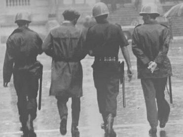 Polícia militar nas ruas do Brasil, anos 1970. A transformação do trauma histórico em objeto estético não está isenta de riscos. A exposição Horrores da Ditadura (2017) gerou controvérsia ao apresentar imagens explícitas de tortura sem contextualização adequada. Críticos apontaram o perigo da banalização do sofrimento através de sua estetização.
O crítico Paulo Herkenhoff foi enfático em sua análise para a Revista Cult (2017): "A arte não pode ser reduzida a um museu de horrores; seu papel é questionar, não chocar. Quando a violência é apresentada sem mediação crítica, corremos o risco de reproduzir, em outro registro, a desumanização que caracterizou o período ditatorial"