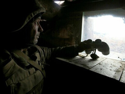 Soldat in den Schützengräben. Unklar ist ob der Westen willens ist, die Ukraine vor einer Niederlage zu bewahren, oder aber ihr zum Sieg zu verhelfen