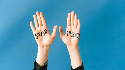 Mãos com escrito 'Pare o facismo'