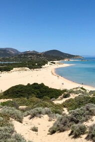 La Sardegna è un'isola italiana famosa per le sue spiagge dal mare cristallino e dai colori intensi