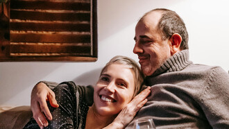Na menopausa, a vida amorosa pode alcançar um novo patamar de liberdade e maturidade. explore as aventuras e lições de vida que essa fase proporciona. aprenda a viver sem expectativas, com leveza e alegria, aproveitando cada momento ao máximo