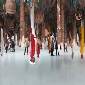 Pascale Marthine Tayou, Things Fall Apart, 2014, Metal structure, painted grasses, masks, wood sculptures, notebooks, Photo: Lorenzo Fiaschi, Courtesy : Galleria Continua, San Gimignano / Beijing / Les Moulins