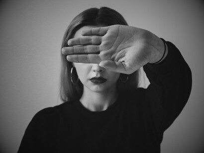 Derrière la main tendue, l’ego trace les limites entre ce qu'elle montre et ce qu'elle cache