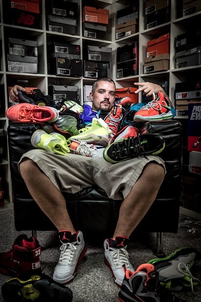 "Sneakerhead" rodeado por sus zapatillas