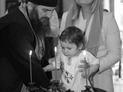 Explore as implicações filosóficas e práticas da utilização correta de verbos performativos, como no contexto de cerimônias religiosas e jurídicas
