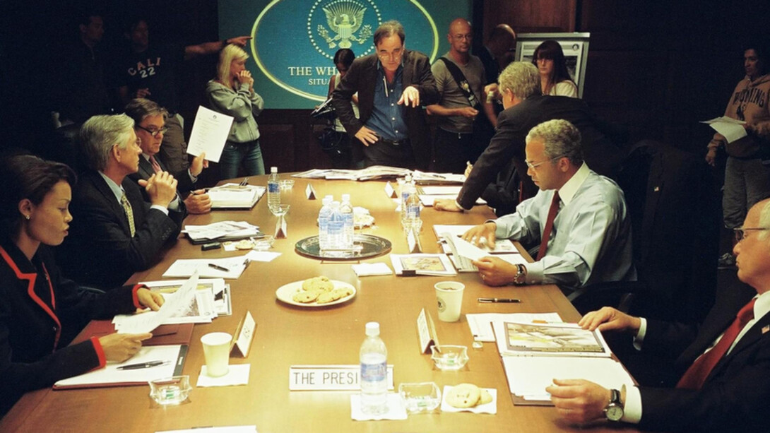 Oliver Stone, il regista, e alcuni attori sulla scena della "War Room" del film del 2008 'W.'