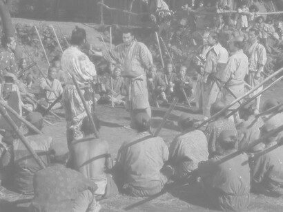 "I sette samurai" (1954), di Akira Kurosawa, scena dal film, sul tavolo temi e valori di portata universale