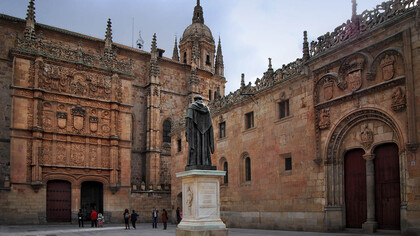 Patio de Escuelas, con la estatua de Fray Luis de León en el centro, de la Universidad de Salamanca