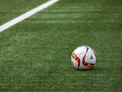 Bola de futebol em campo à espera de um chute