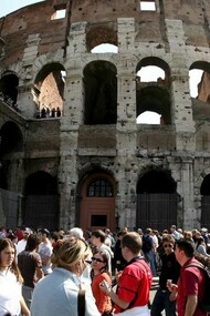 La fila di turisti in attesa davanti al Colosseo prima del Coronavirus