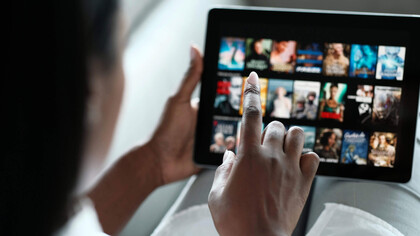 Una mujer seleccionando qué ver en Netflix