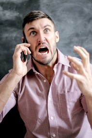 Homem frustrado falando no celular