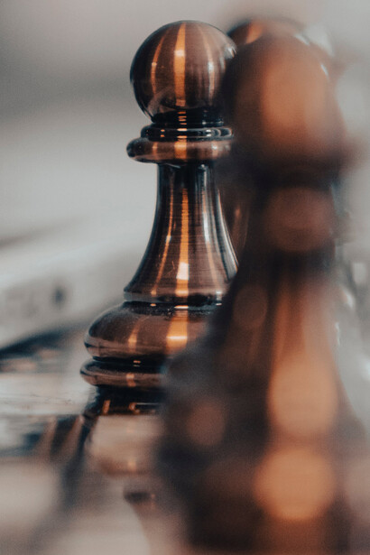 O conceito de leadership está relacionado à habilidade de liderar, guiar e inspirar um grupo de pessoas a atingir um objetivo comum