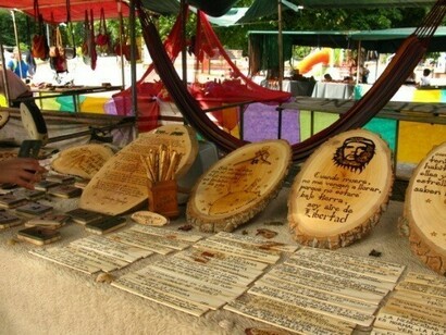 Productos de artesanía en la feria hippie de La Plata, Argentina. Foto Marcela Pagano