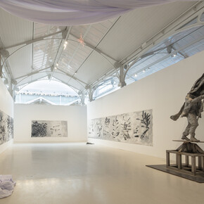 Fernando Sánchez Castillo, La perla peregrina, vista de exhibición. Cortesía del Museo Nacional Centro de Arte Reina Sofía