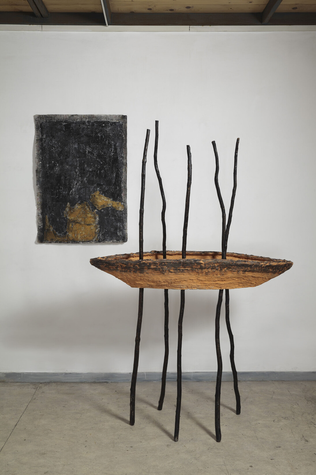 Enea, Ceramica, legno e carta, cm 190x130x35. Courtesy of Palazzo dei Consoli e Palazzo Ducale