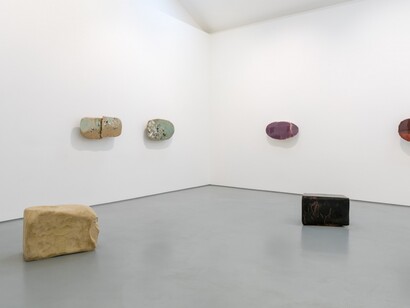 Liz Larner, Exhibition view. Courtesy of Galerie Max Hetzler