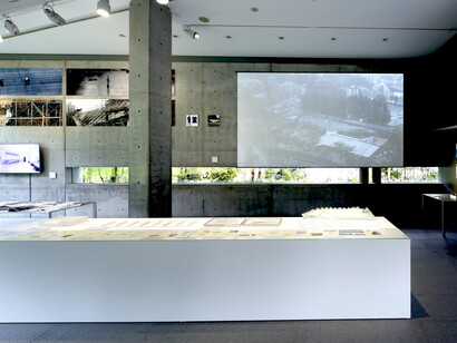 Exhibition photos showing models - 21_21 DESIGN SIGHT "Tadao Ando Construction Site of 21_21 'A Hard-Fought Process’"© Keizo Kioku
