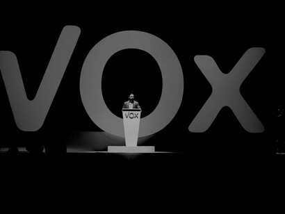 La 'regeneración' que viene: Santiago Abascal, actual presidente de Vox, tiene 42 años y una biografía escrupulosa, ya que su abuelo fue alcalde franquista de Amurrio y su familia sufrió la amenaza del terrorismo etarra durante décadas; actual presidente de Vox, militó durante 20 años en el PP; no se le conoce trabajo fuera de las mamandurrias de la política