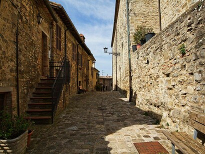 Grazie a leggi speciali e finanziamenti mirati, il comune ha rifatto interamente le pavimentazioni in pietra del centro storico