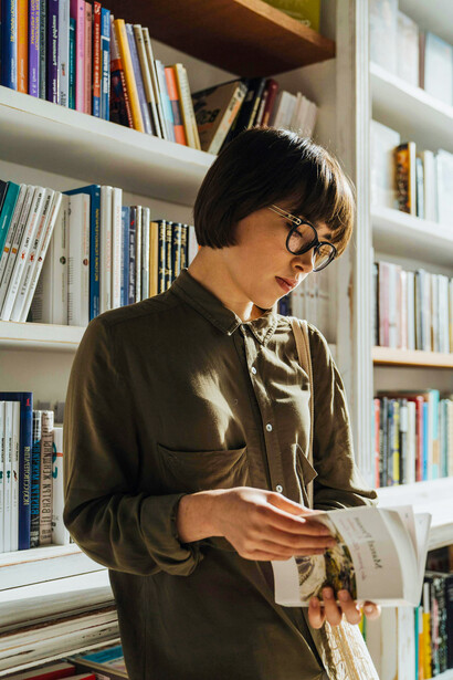 Joven lectora en una biblioteca