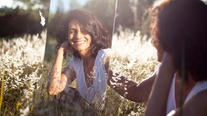 Réflexion sincère: le véritable bien-être commence en acceptant son reflet