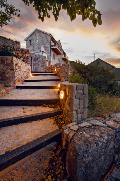 Klinci, Montenegro. Escalera entre las casas de la aldea