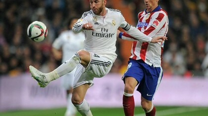 Sergio Ramos (Real Madrid) y Fernando Torres (Atlético de Madrid) pelean por un balón