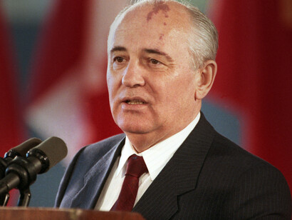Michail Gorbatschow war ein sowjetischer und russischer Politiker, der von 1985 bis zur Auflösung des Landes im Jahr 1991 als achter und letzter Führer der Sowjetunion diente