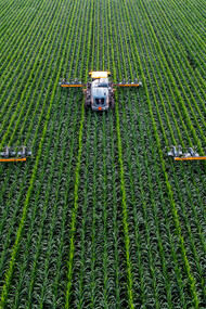 Tres máquinas especializadas preparan el terreno para el cuidado agrícola diario