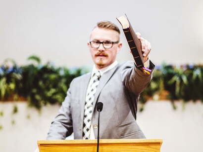 Me declaro dispuesto a competir con quien fuere, sea del bando de los tirios o de los troyanos, de los izquierdistas a la violeta o de los momios centro-moderados o de los cristianos rococó contenidos y los káiseres de pacotilla