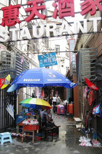Vicolo laterale della lustra Nanjing Road, dove tutto torna folclore e consuetudine
