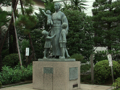 Una estatua de bronce de una mujer y sus hijos que conmemora sus sacrificios  cuando los maridos no regresaron después de la guerra. Autor: Takashi Ueki
