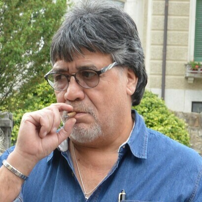 Todo paró. Apareció un hombre de riguroso negro, con barba, botas y camisa desabrochada a la altura del pecho. Era Luis 